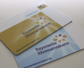 Bayerischen Ehrenamtskarten gold und blau - Bildrechte: Pressestelle Landratsamt Rosenheim