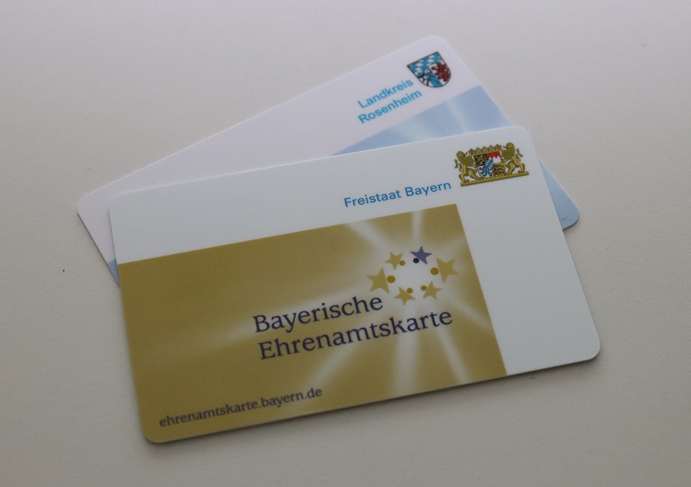 Bayerischen Ehrenamtskarten gold und blau - Bildrechte: Pressestelle Landratsamt Rosenheim