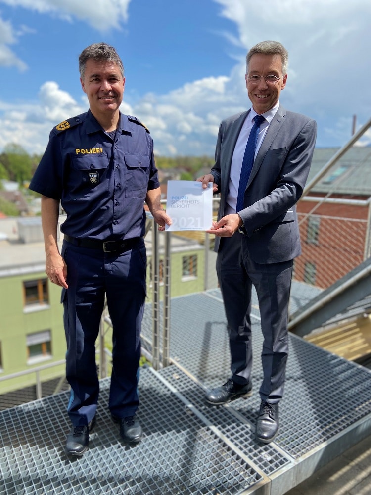 Foto@Polizeipräsidium Oberbayern Süd: Polizeipräsident Manfred Hauser übergibt Landrat Otto Lederer den Sicherheitsbericht 2021.