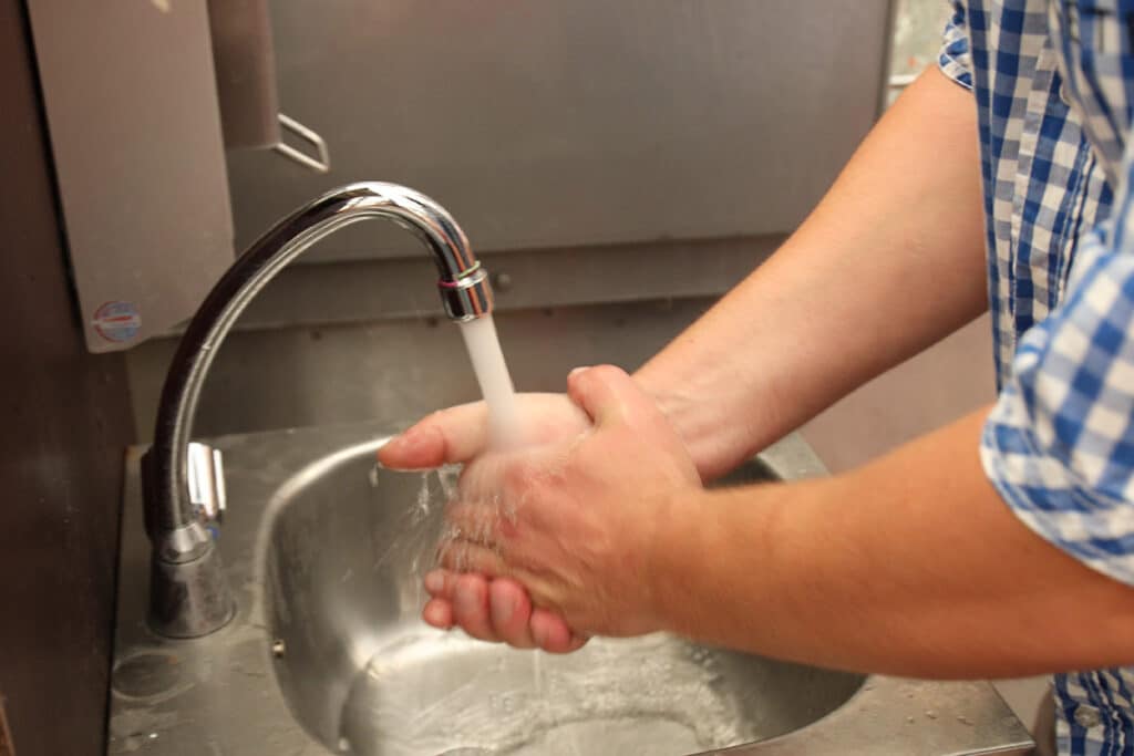 An jeder Schänke waschen und desinfizieren sich die Kontrolleure vor der Probenentnahme die Hände.