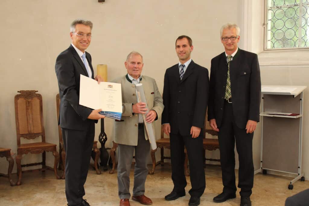 Feldgeschworene Jakob Loew mit Georg Reinthaler 1024x683 - BRK-Mitglieder und Feldgeschworene für langjähriges Engagement geehrt