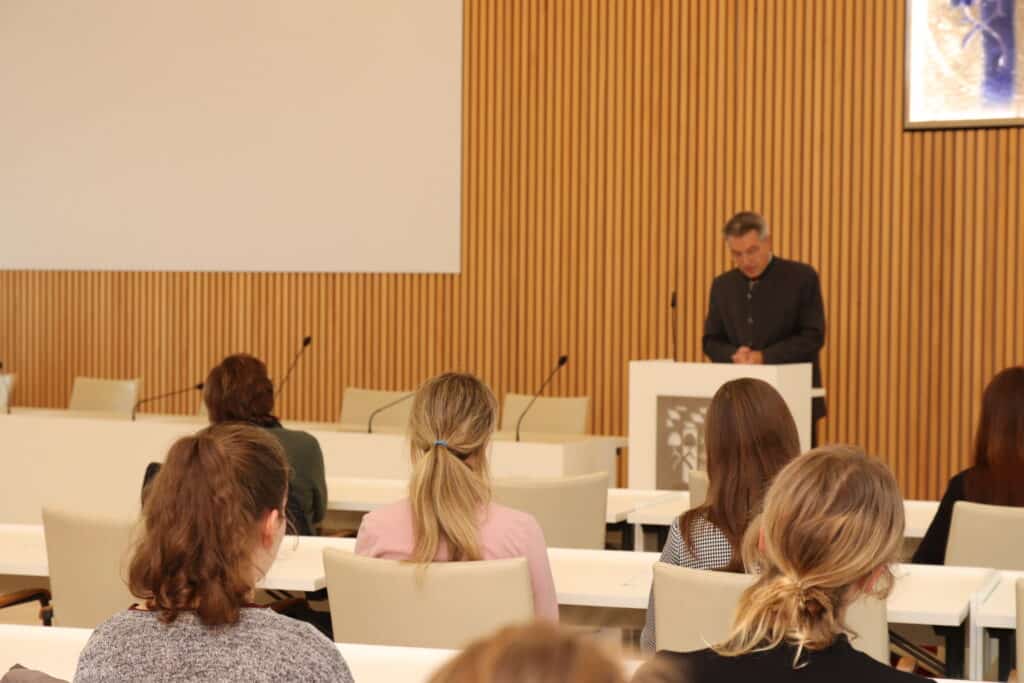 Otto Lederer begrüßt junge Lehrerinnen und Lehrer im Landkreis Rosenheim