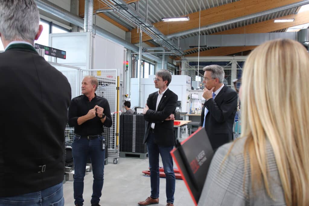 Bei einem Rundgang durch die Produktion erläutern BBW-Abteilungsleiter und Geschäftsführer Hans Bürger die Vorteile des Lasers.