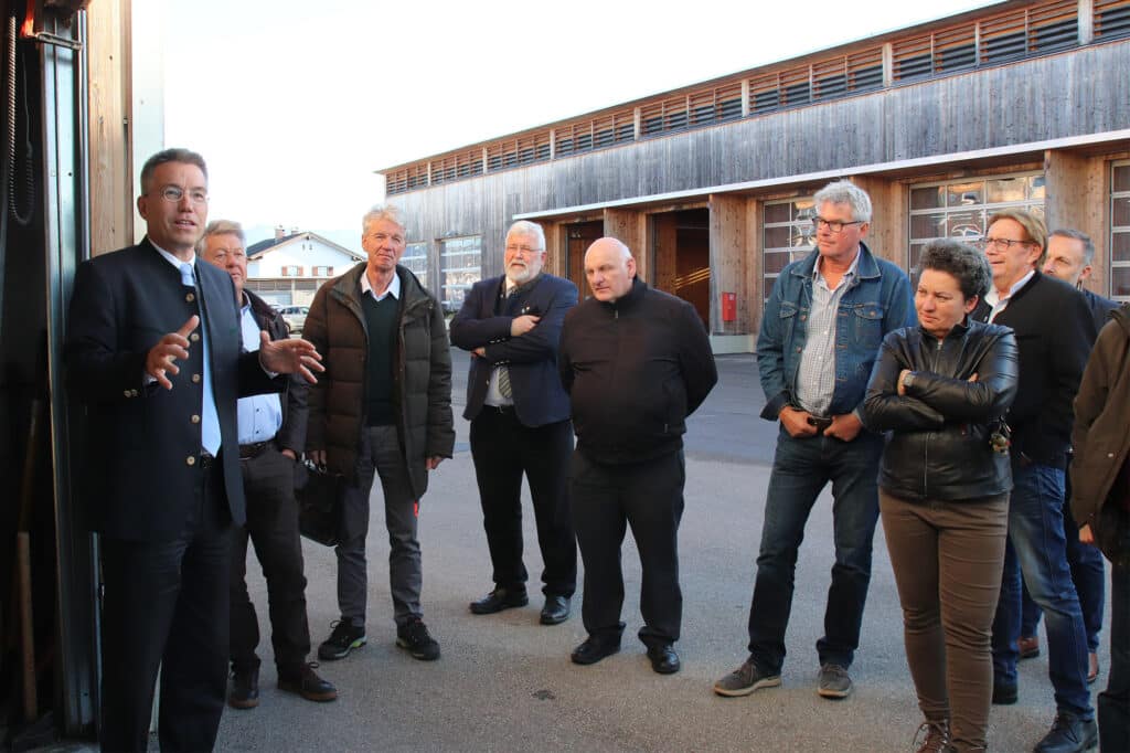 Die Mitglieder des Kreisausschusses besichtigten das 12.000 Quadratmeter große Areal und bekamen einen Einblick in die verschiedenen Tätigkeiten des Bauhof-Teams.