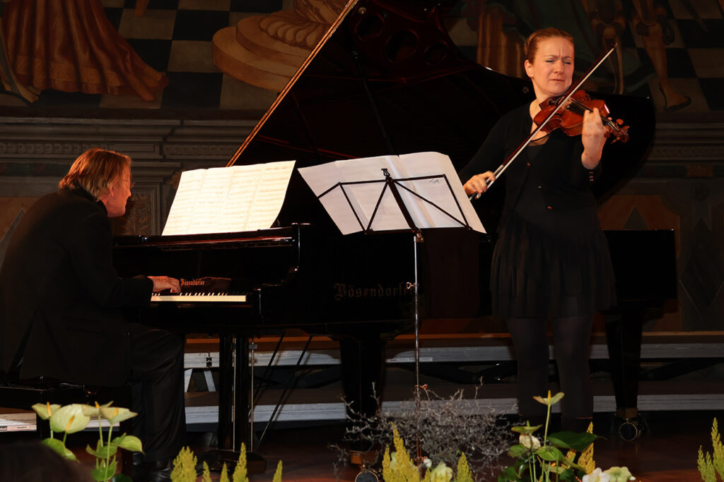 Ein Hörgenuss der Extra-Klasse: Peter Ludwig am Klavier und Rebekka Hartmann an der Geige. 