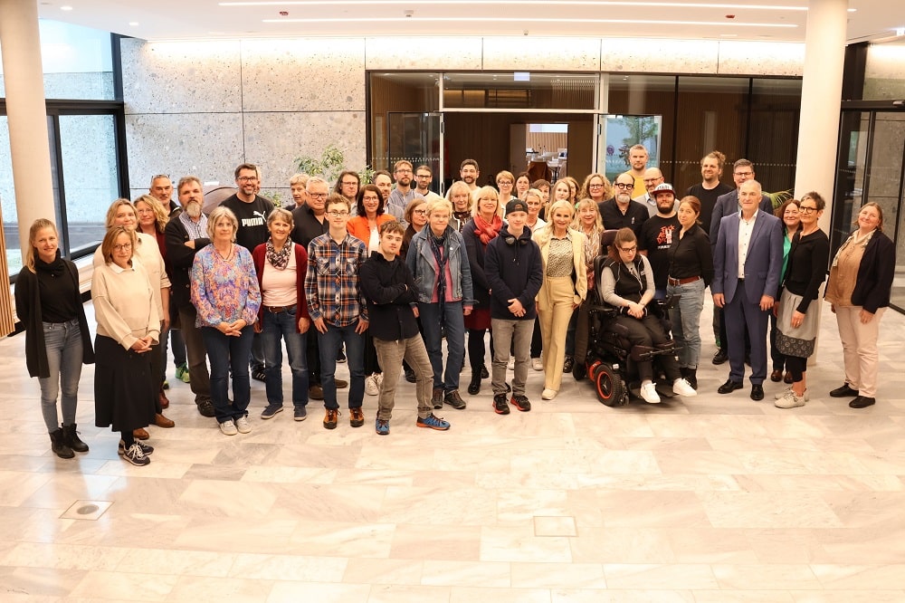 Die Teilnehmer des ersten Netzwerktreffens im Landratsamt Rosenheim. Das Treffen war Teil der Veranstaltungsreihe zum Themenschwerpunkt "Betriebliche Inklusion".