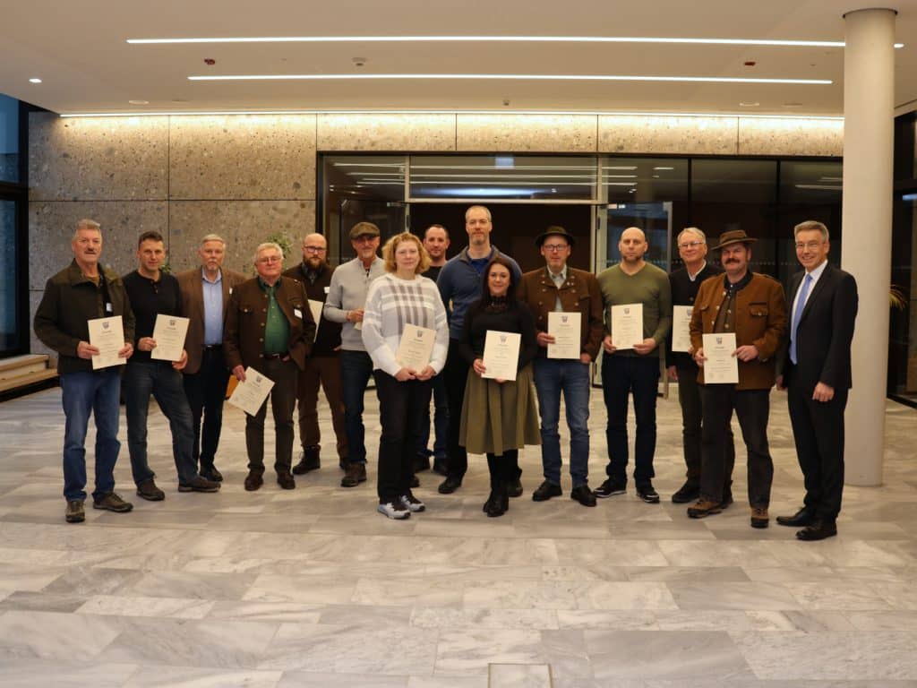 Gruppenfoto mit Landrat Otto Lederer und den neuen Biberberatern im Landkreis Rosenheim.