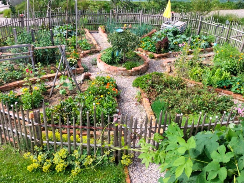 Ein rund angelegter Bauerngarten mit vielen verschiedenen Pflanzen.