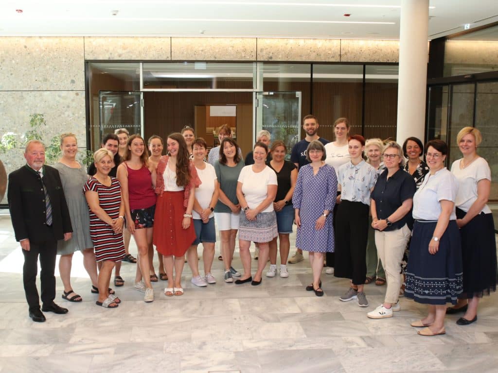 Gruppenbild im Foyer vom Landratsam Rosenheim.