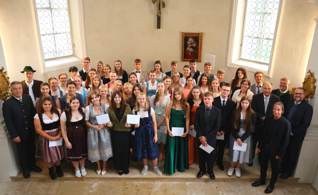 Gruppenbild in der Schlosskapelle in Hartmannsberg.