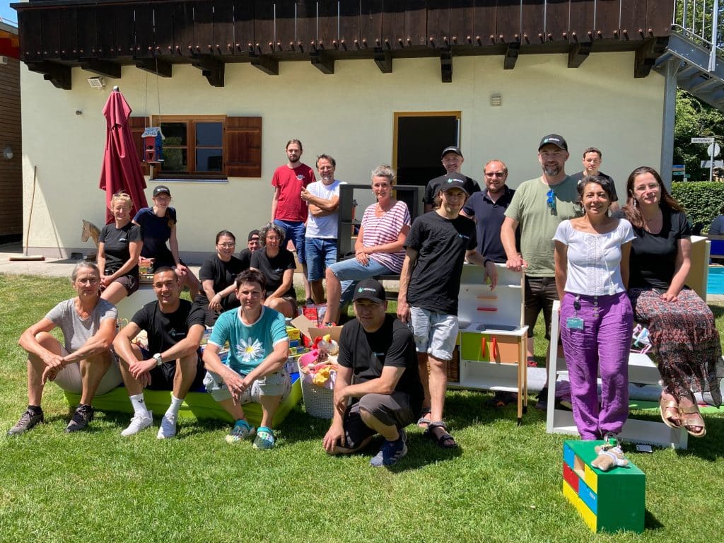 Gruppenfoto im Garten der Kindertagesstätte. 