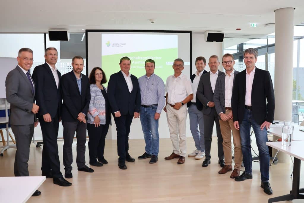 Gruppenbild im Besprechungsraum.