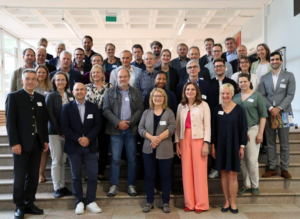 Gruppenbild im Foyer der Technischen Hochschule.