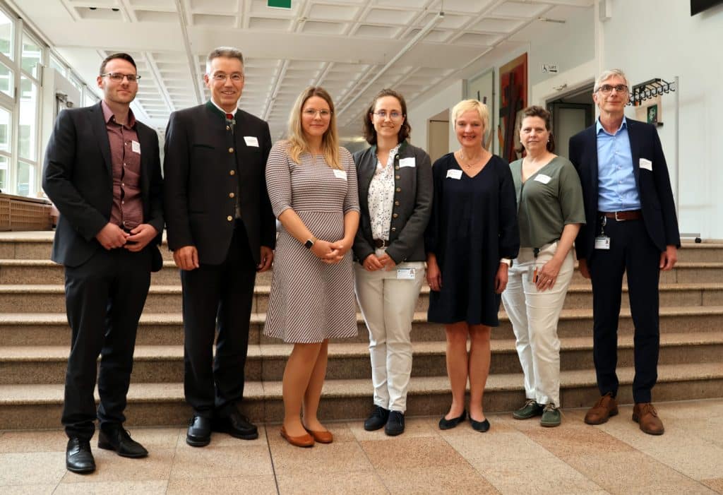 Gruppenbild im Foyer der Technischen Hochschule.