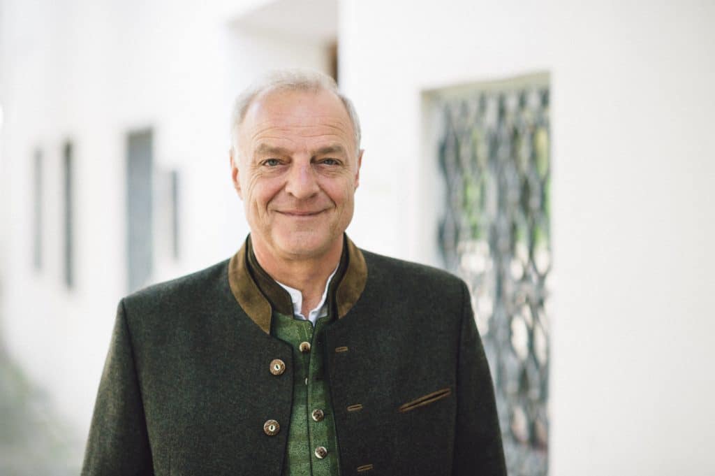 Christoph Maier-Gehring steht vor einem Gebäude.