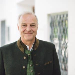 Christoph Maier-Gehring steht vor einem Geb&auml;ude.