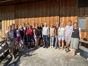 Gruppenbild vor einem Haus.