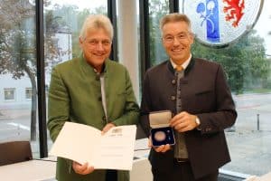 Zwei Personen mit Medaille.