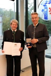 Zwei Personen mit Medaille.