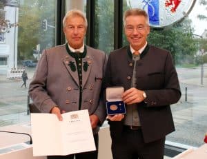 Zwei Personen mit Medaille.