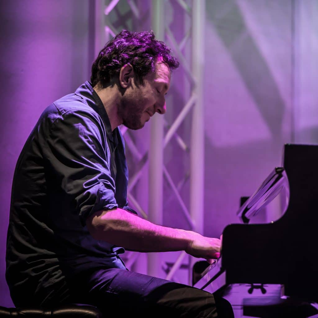 Eine Person spielt Klavier.