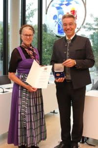 Zwei Personen mit Medaille.