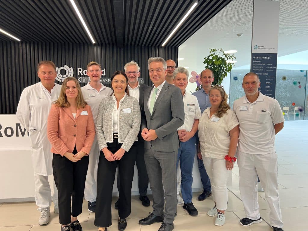 Gruppenbild mit Landrat Otto Lederer und Mitarbeitenden der RoMed Klinik in Wasserburg.