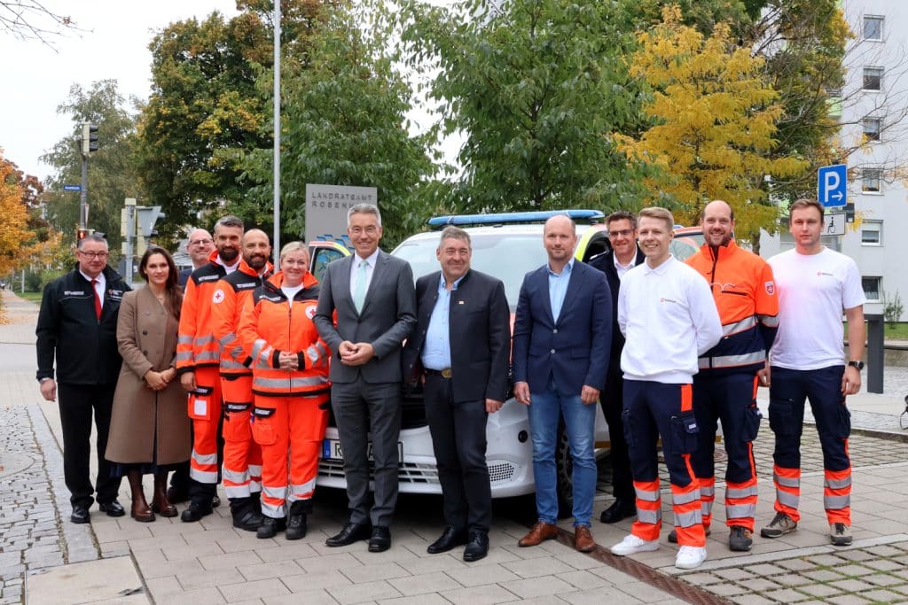 Gruppenbild mit einem Einsatzfahrzeug.