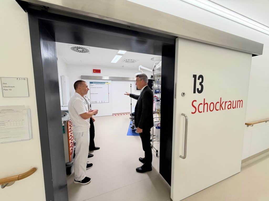 Dr. Gordon Hoffmann und Landrat Otto Lederer unterhalten sich im Schockraum.