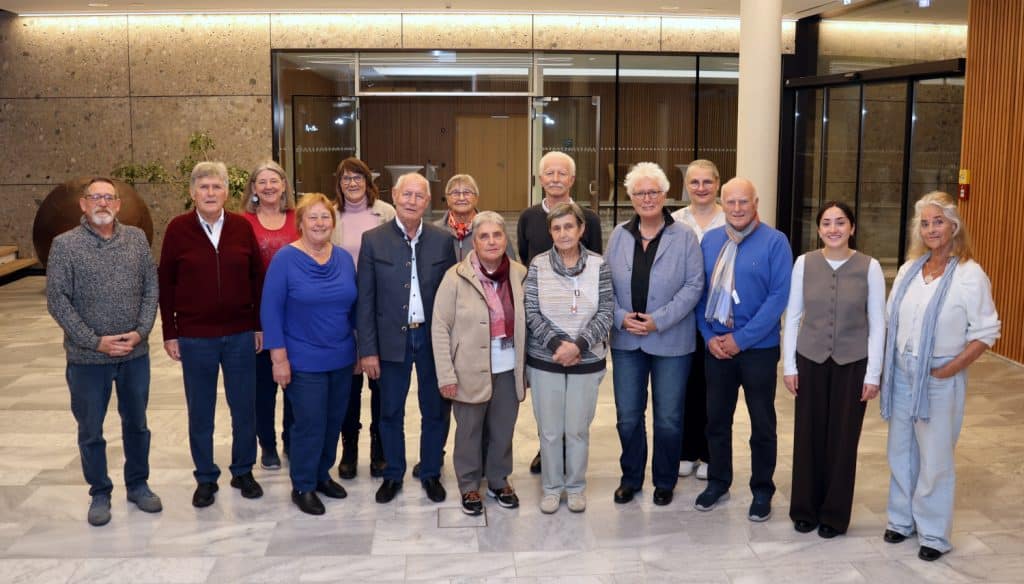 Gruppenbild im Foyer des Landratsamts