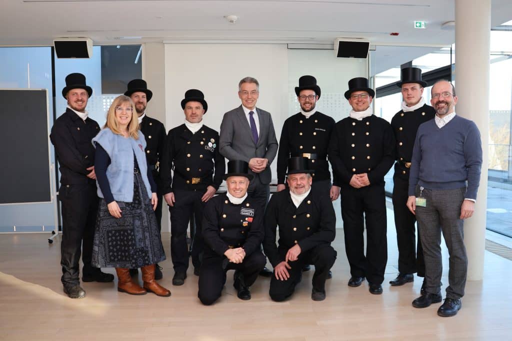 Gruppenbild mit Landrat Otto Lederer und den Bezirkskaminkehrern.
