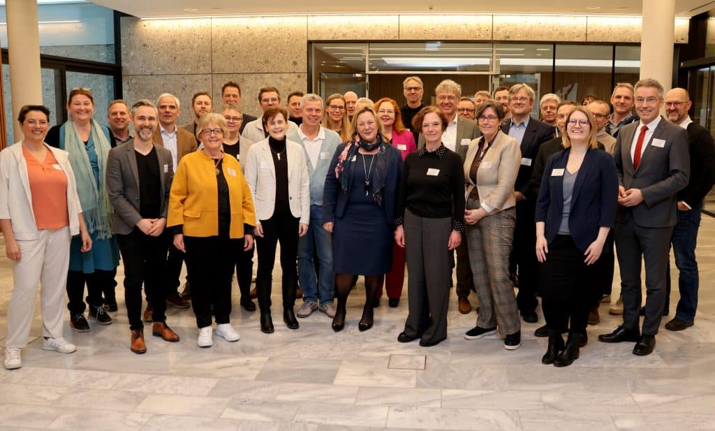 Gruppenbild im Foyer des Landratsamts Rosenheim mit zahlreichen Schulleitungen.