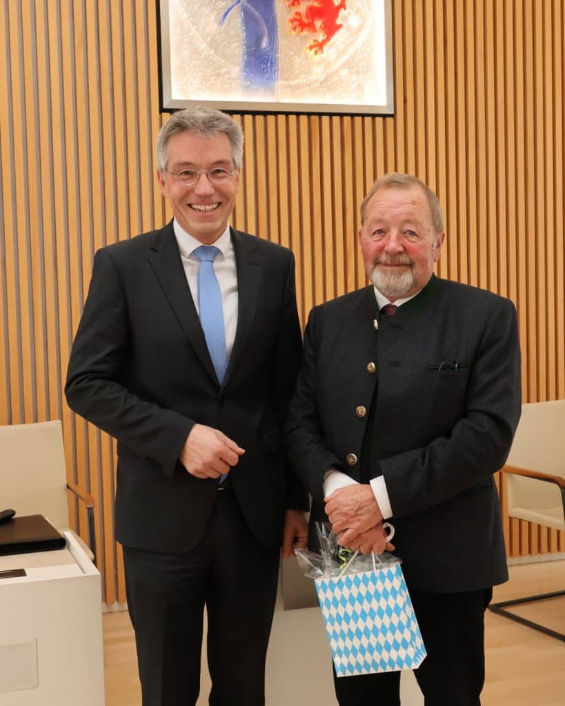Landrat Otto Lederer dankt Josef Huber.
