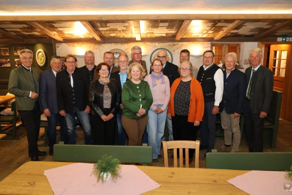 Gruppenbild mit Landrat und ehemaligen Mitgliedern des Kreistags.