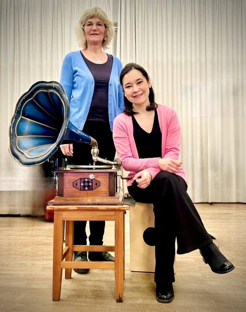Musikpädagogin Christine Krebs und Yume Hanusch mit einem Grammophon.