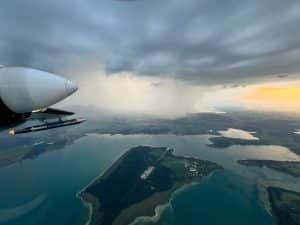 Hagelflieger über dem Chiemsee mit Blick auf Gewitterzelle.