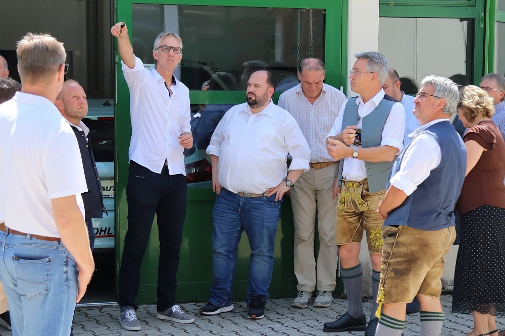 Schulleiter Gerhart Zimmermann führt Kreistagsmitglieder über das Schulgelände.