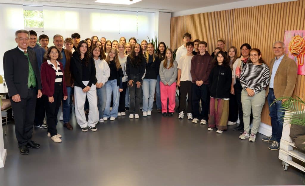 Eine Gruppe von Schülerinnen, Schülern und Lehrkräften mit Landrat Otto Lederer im Landratsamt in Rosenheim.